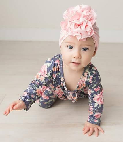 Zachte baby-turbanmuts met ruches – herfstmagie knuffelglans