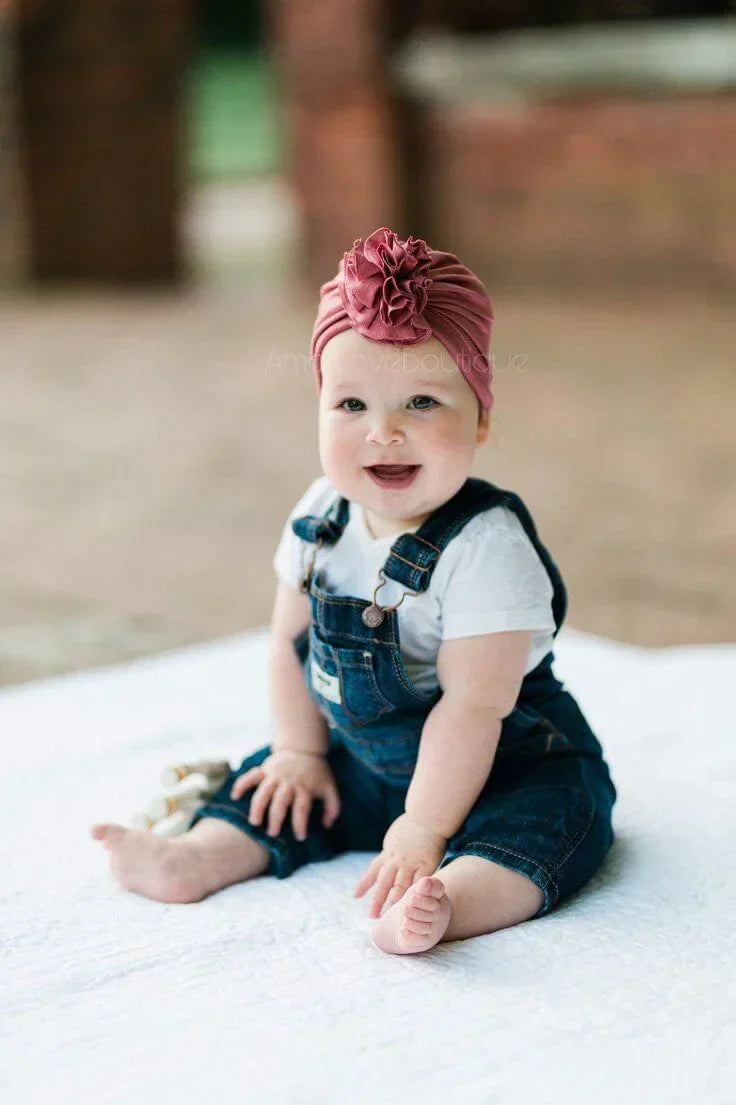 Zachte baby-turbanmuts met ruches – herfstmagie knuffelglans
