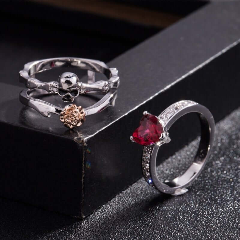 Ring met schedel- en liefdesmotief