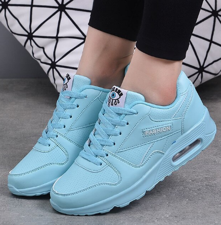 Lichte sneakers van splitleer met luchtkussen