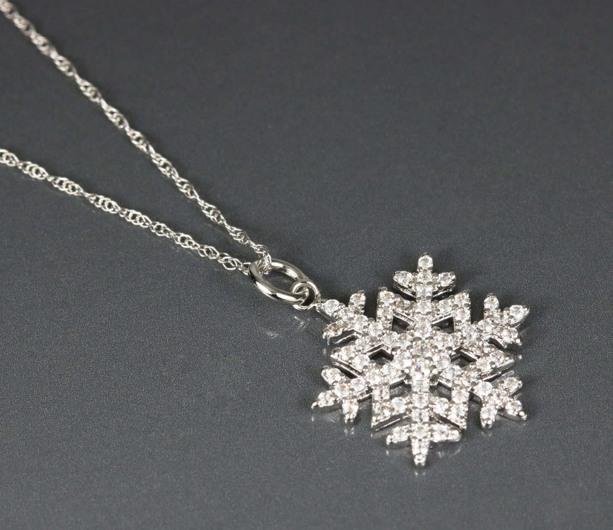 Ketting met sneeuwvlokhanger