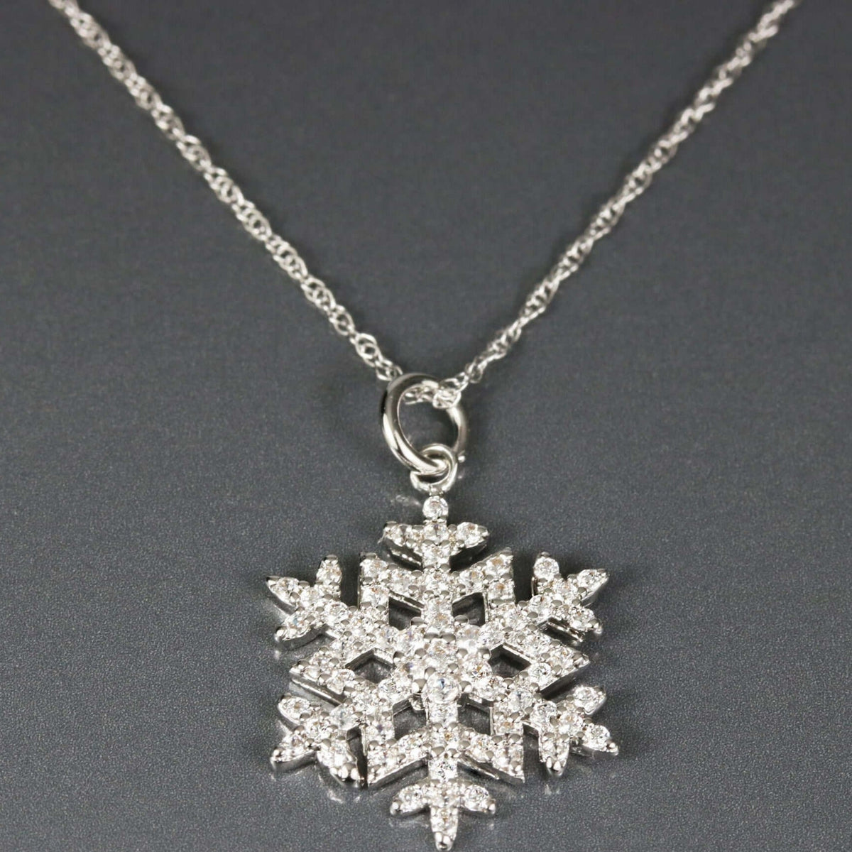 Ketting met sneeuwvlokhanger