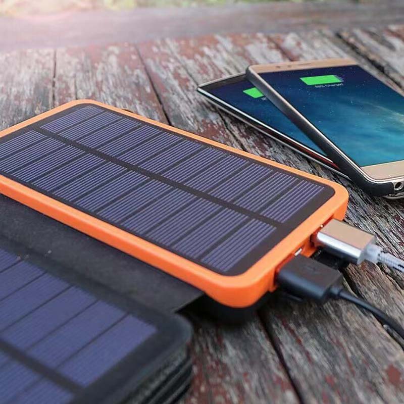Zonne-energie powerbank met 4 panelen en 3 usb-uitgangen
