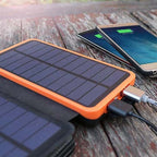 Zonne-energie powerbank met 4 panelen en 3 usb-uitgangen