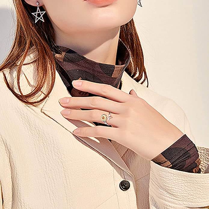 Ring met bloemen- en bijenmotief