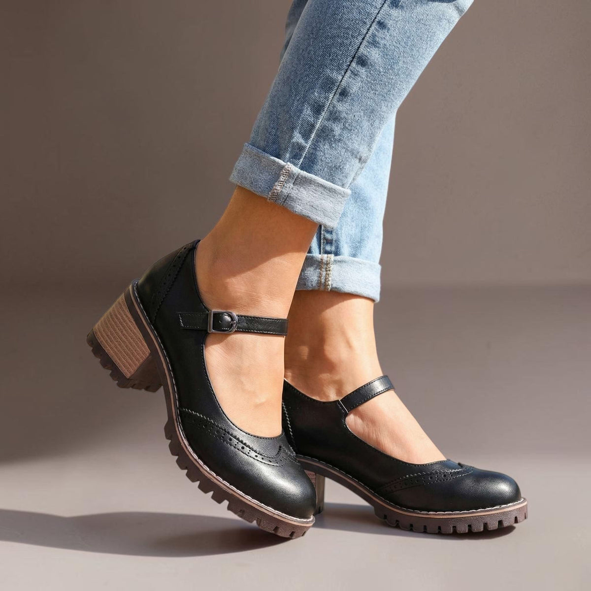 Mary Jane-pumps met T-bandje en gespsluiting