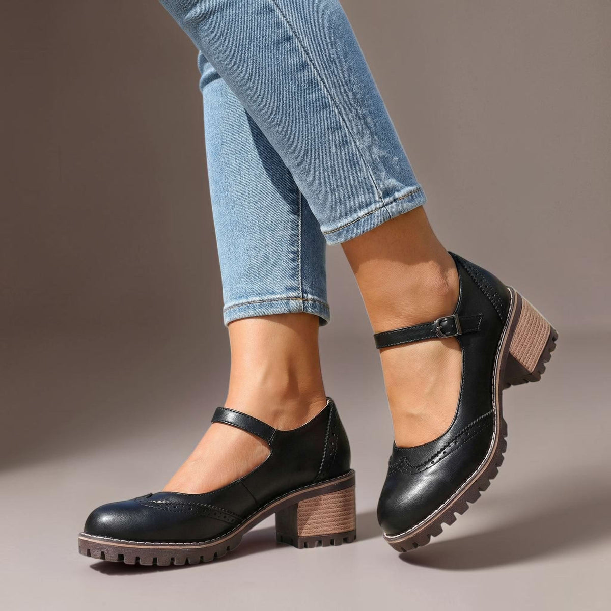 Mary Jane-pumps met T-bandje en gespsluiting