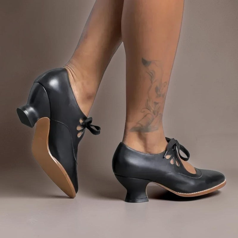 Mary Jane-pumps met veterdetail en verstelbare instapband