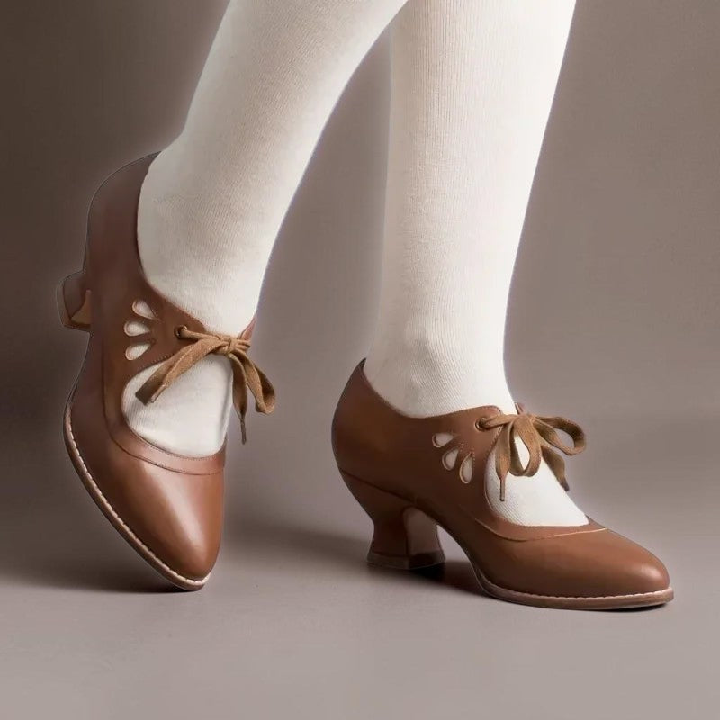 Mary Jane-pumps met veterdetail en verstelbare instapband