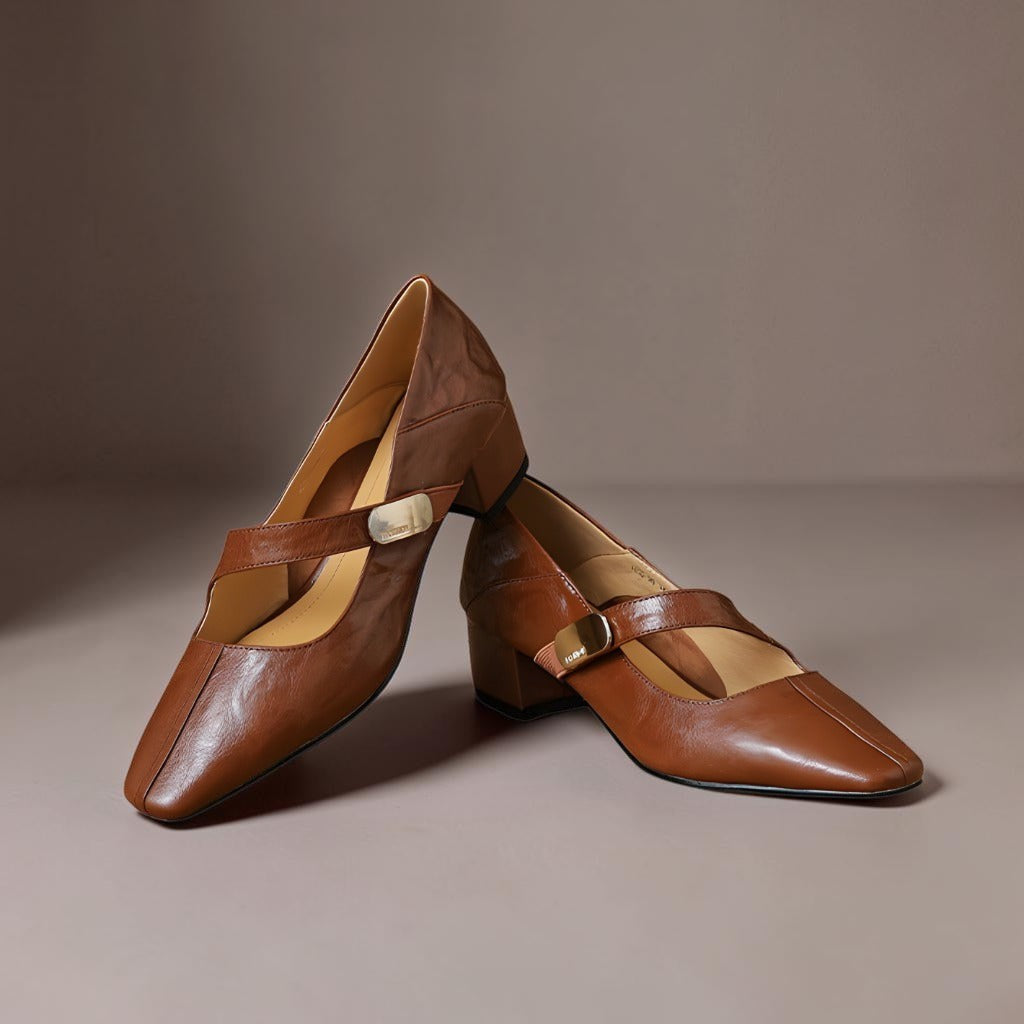 Mary Jane-pumps van leer met vierkante neus en goudkleurig bitdetail