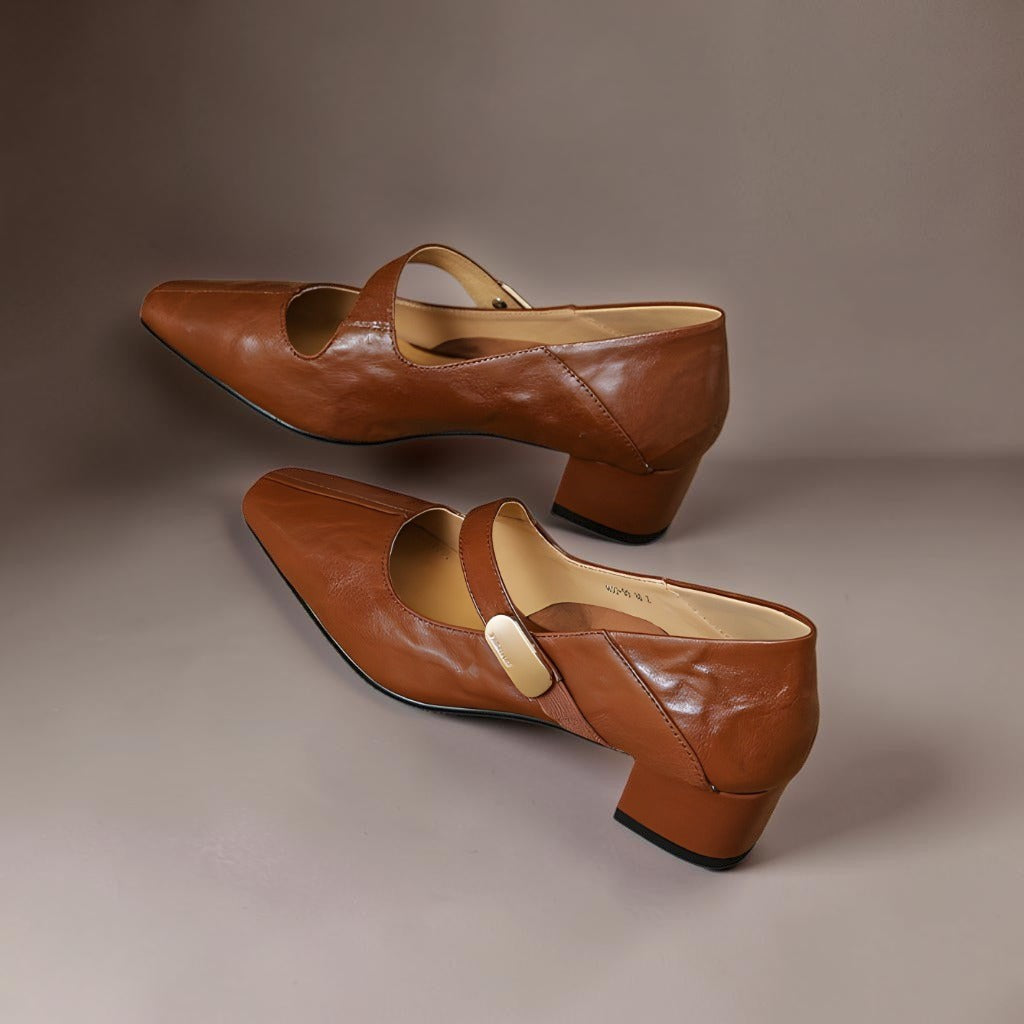 Mary Jane-pumps van leer met vierkante neus en goudkleurig bitdetail
