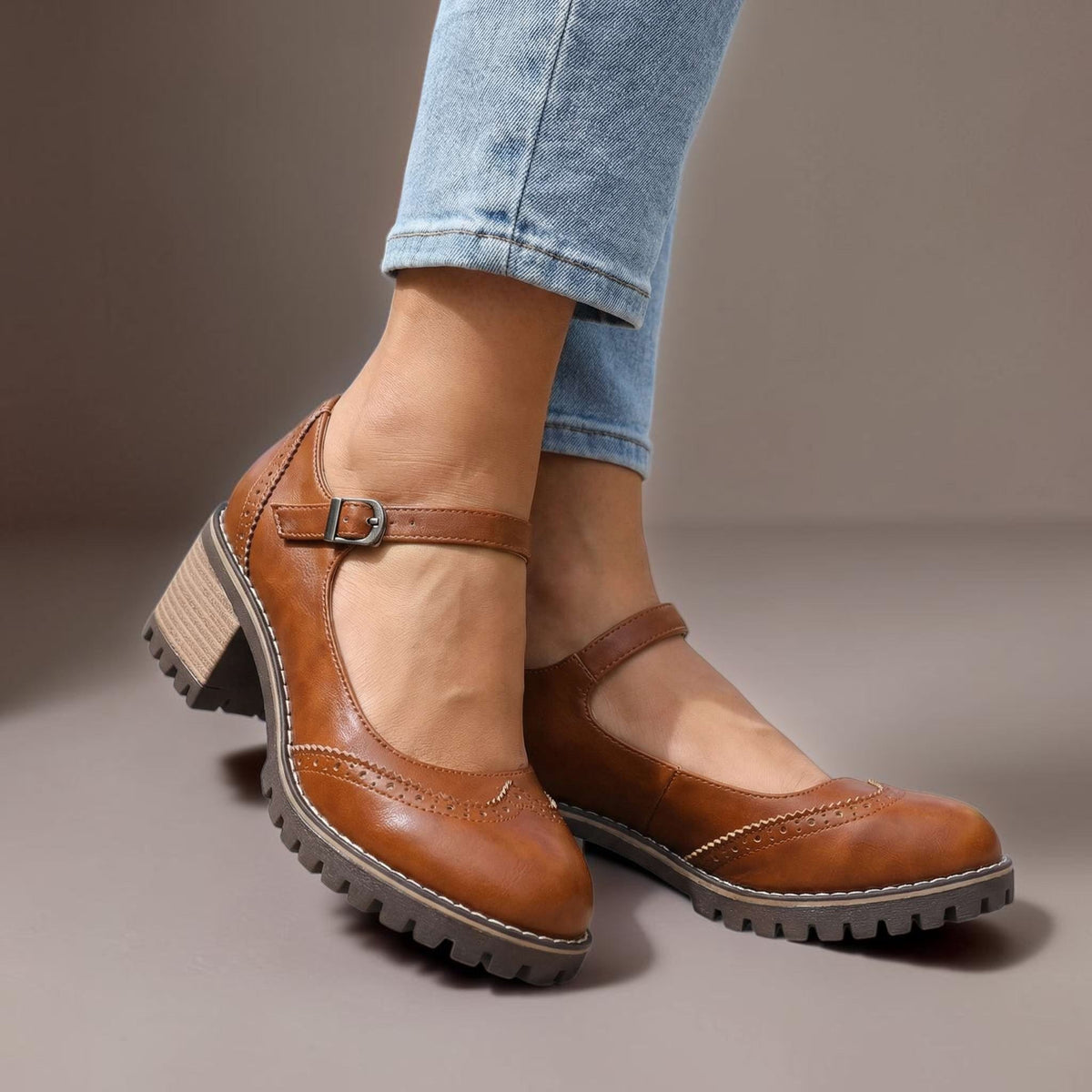 Mary Jane-pumps met T-bandje en gespsluiting