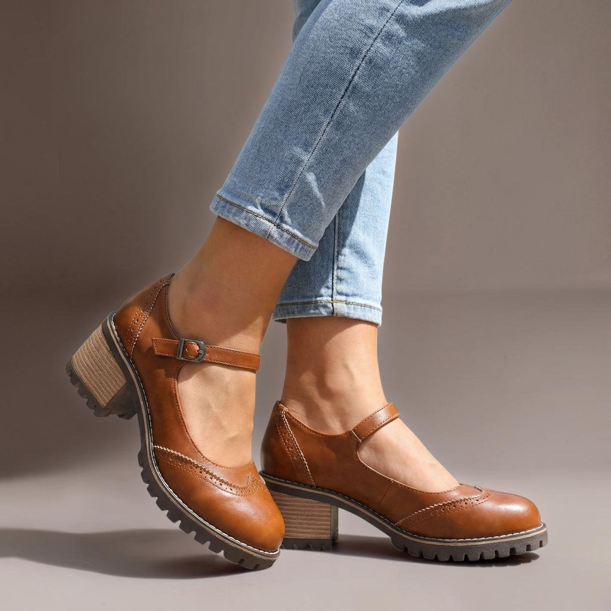 Mary Jane-pumps met T-bandje en gespsluiting