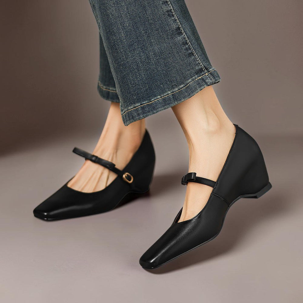 Mary Jane-pumps met strikband en verborgen blokhak