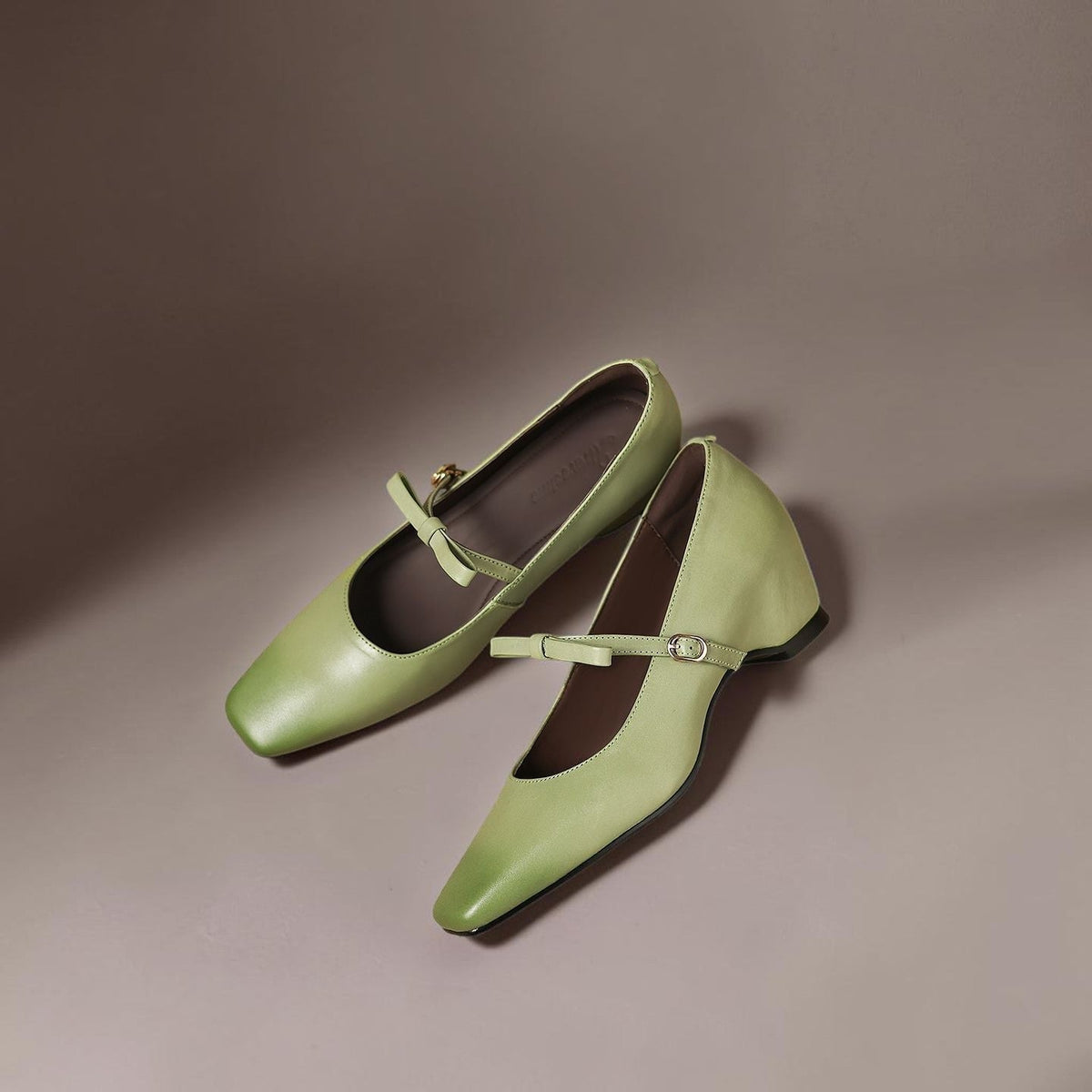 Mary Jane-pumps met strikband en verborgen blokhak
