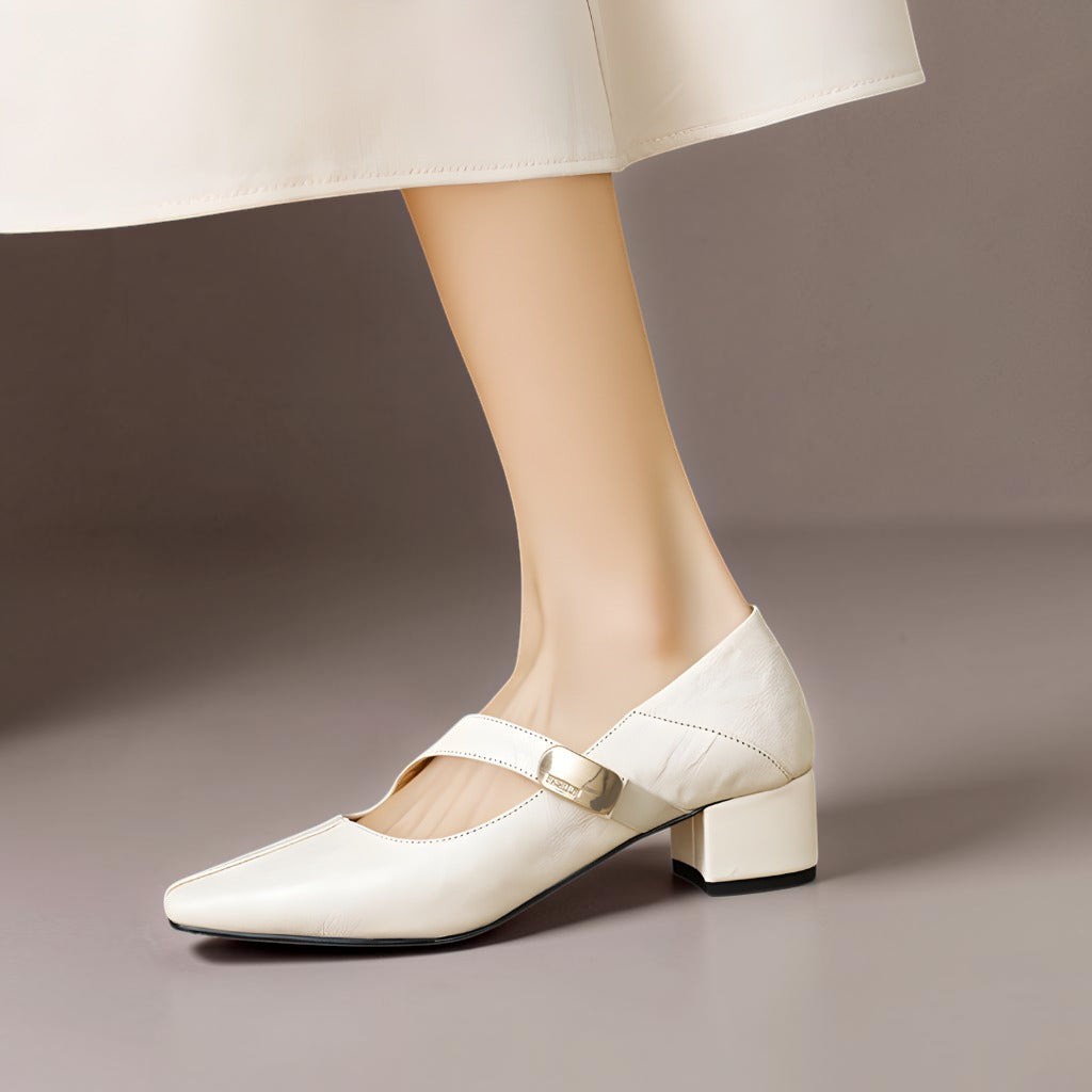 Mary Jane-pumps van leer met vierkante neus en goudkleurig bitdetail