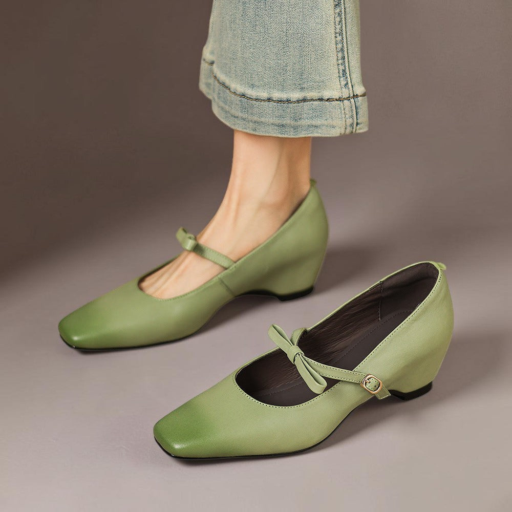 Mary Jane-pumps met strikband en verborgen blokhak