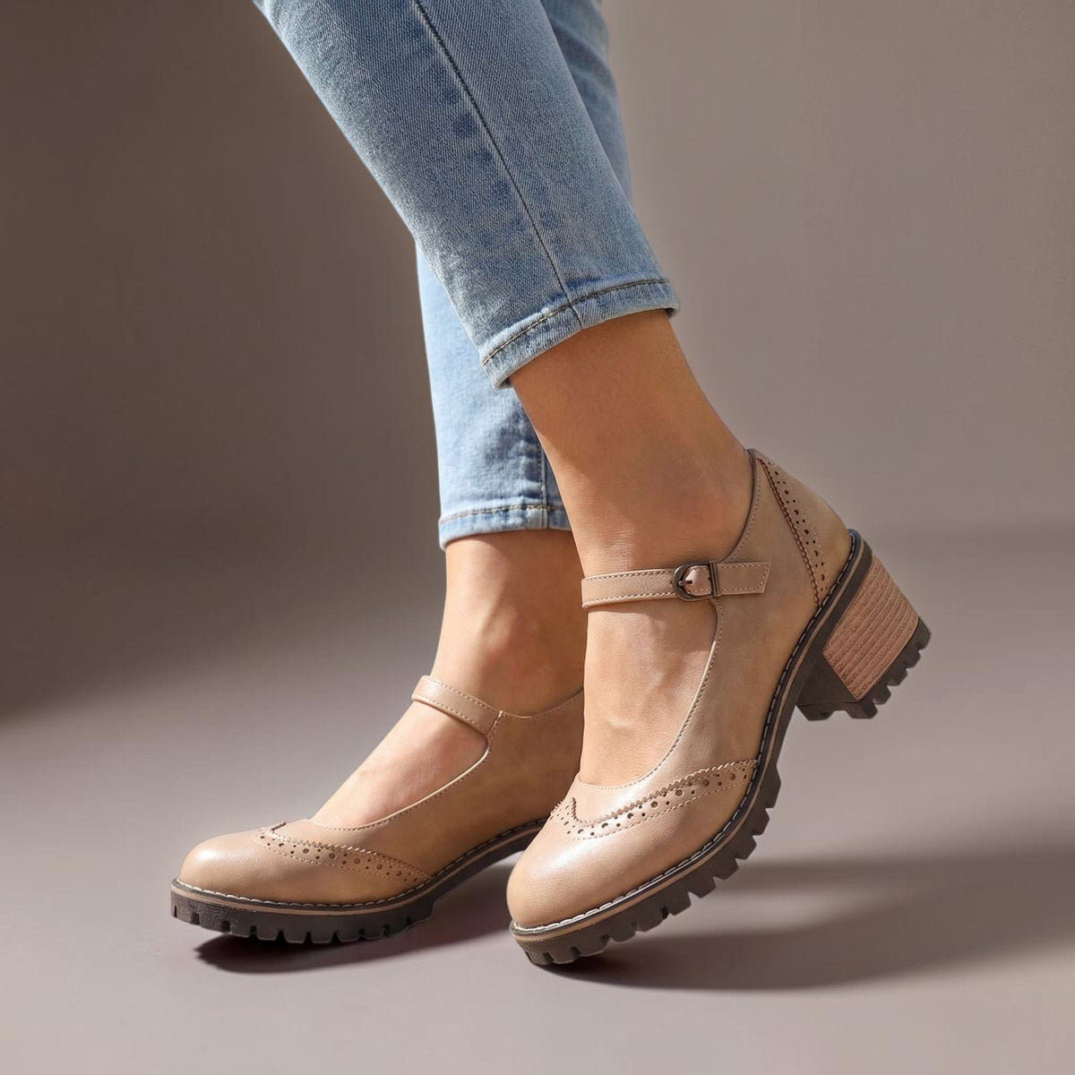 Mary Jane-pumps met T-bandje en gespsluiting