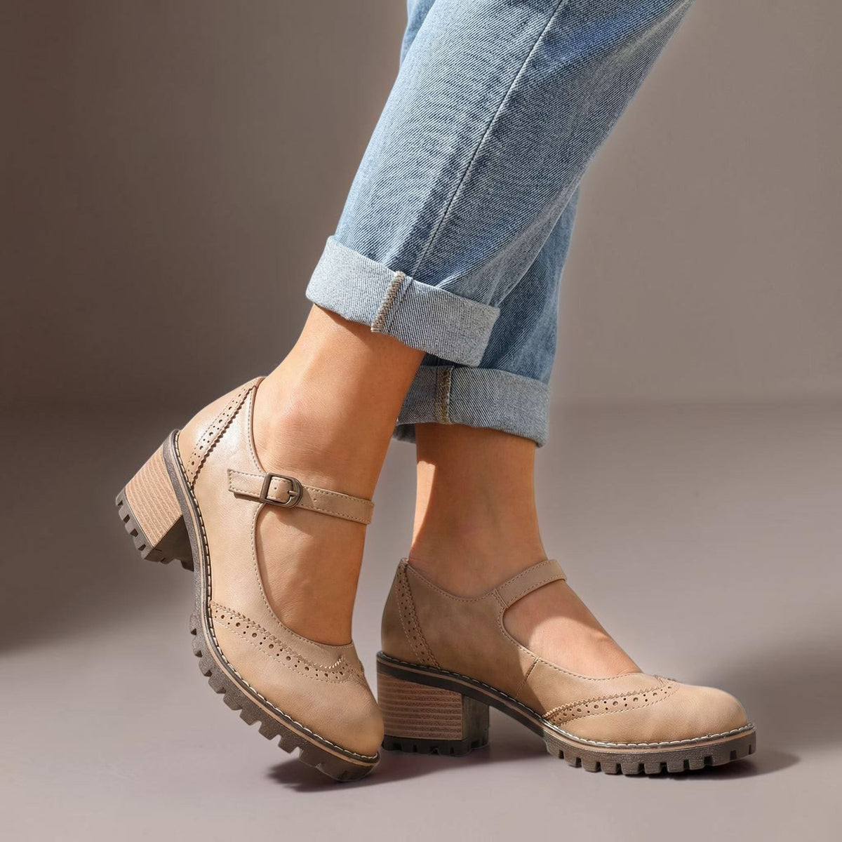 Mary Jane-pumps met T-bandje en gespsluiting