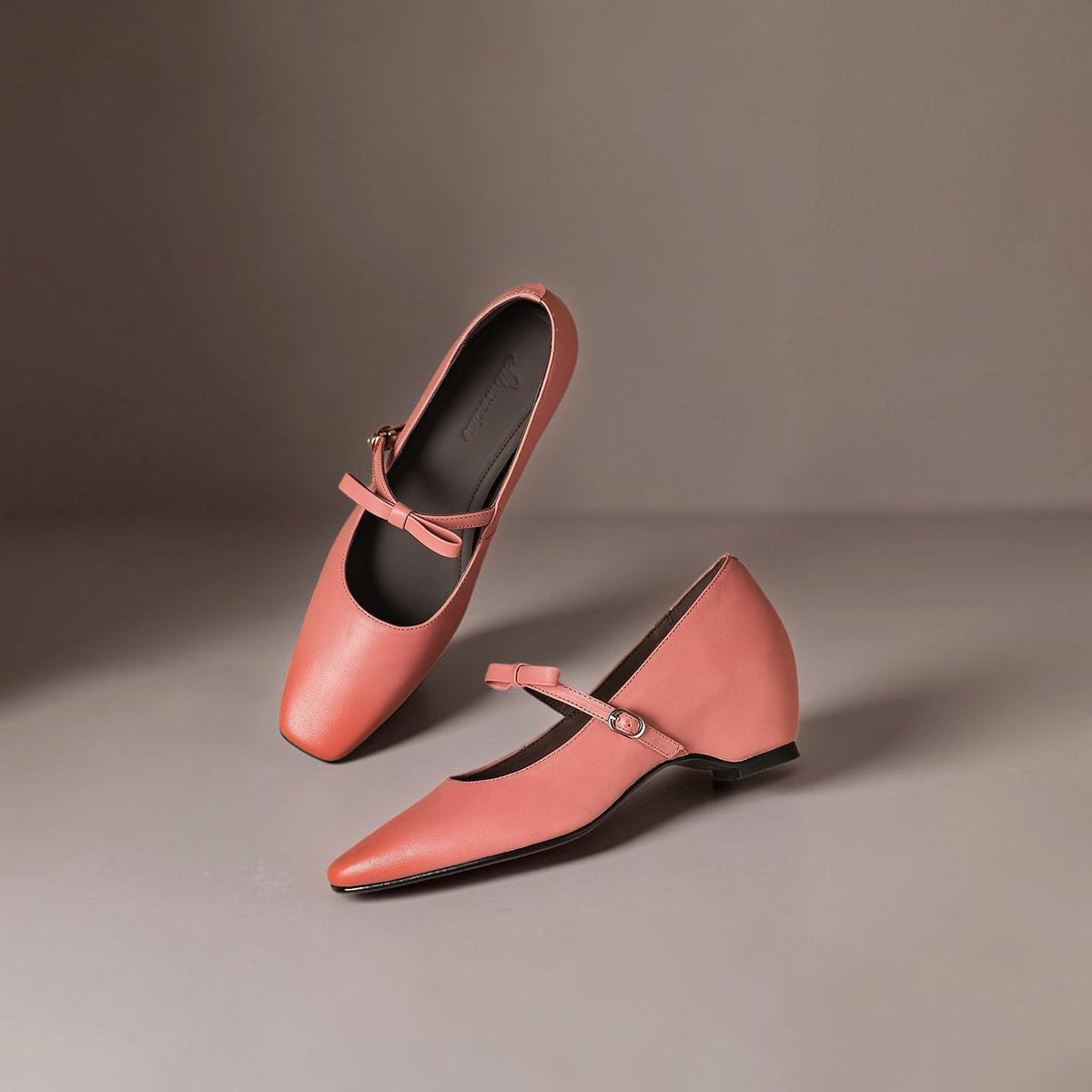 Mary Jane-pumps met strikband en verborgen blokhak