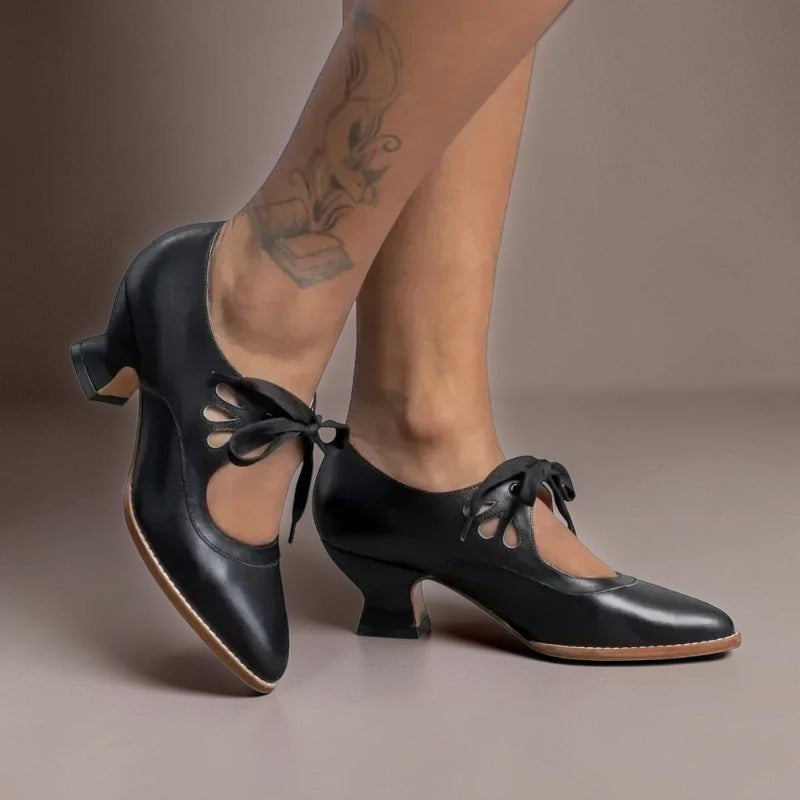 Mary Jane-pumps met veterdetail en verstelbare instapband