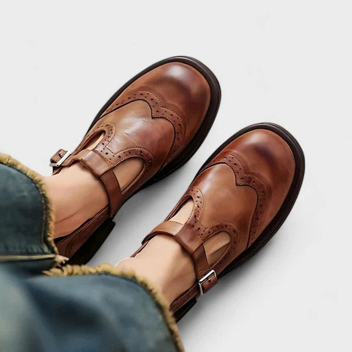 Klassieke dameslaarzen van leer met brogue-detail en T-gespband