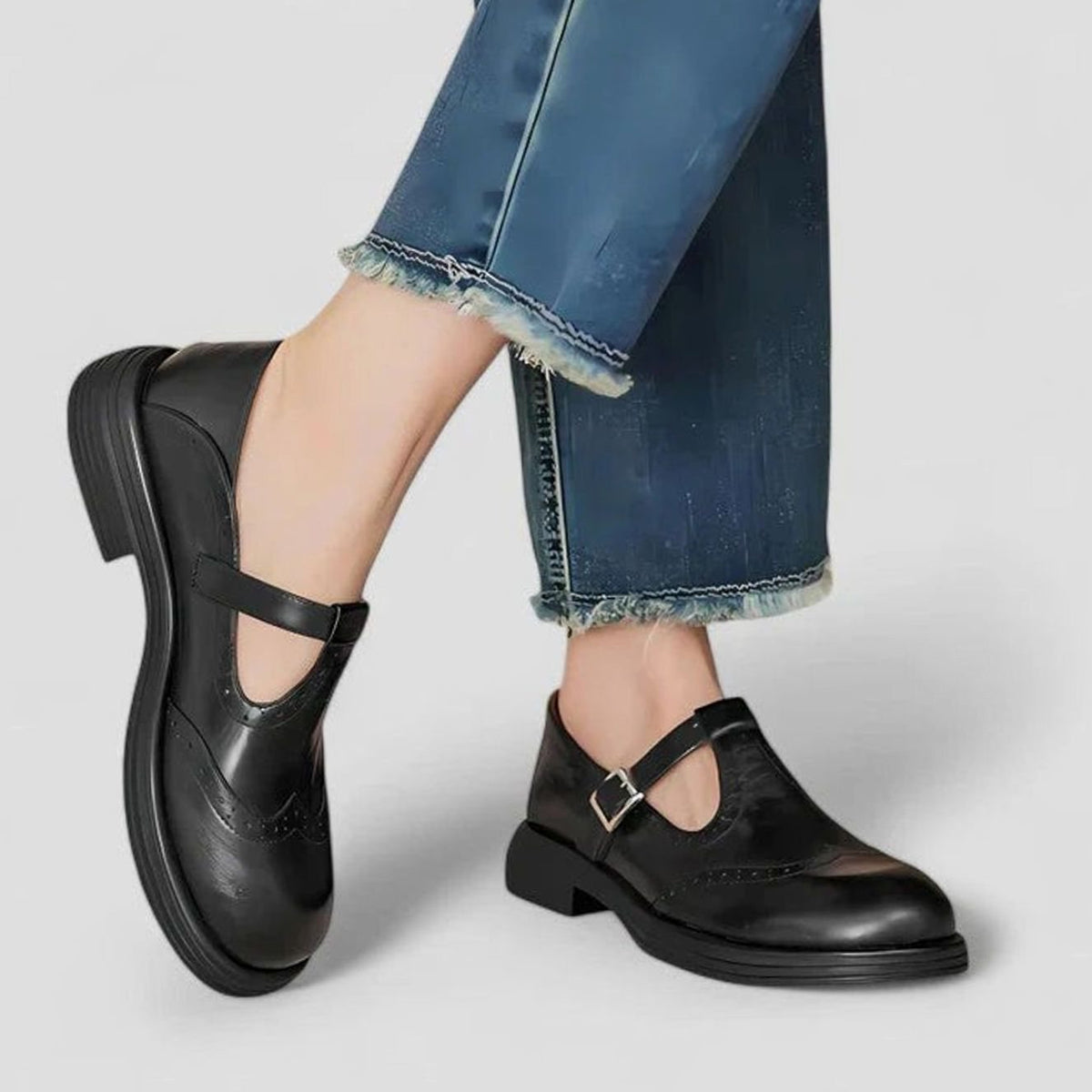 Klassieke dameslaarzen van leer met brogue-detail en T-gespband