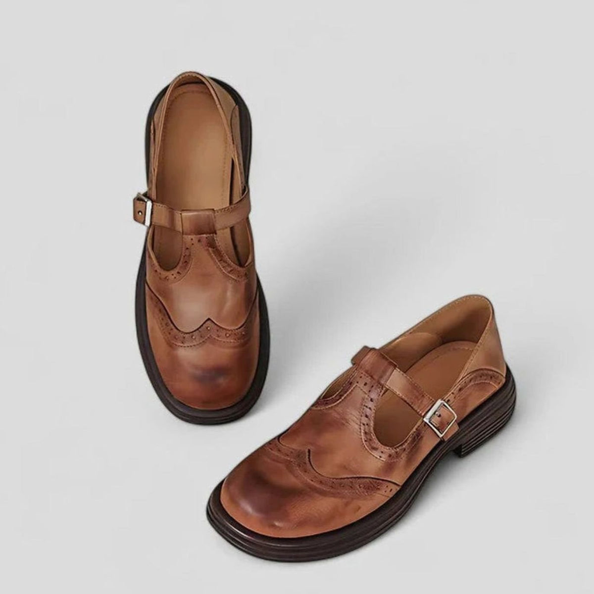 Klassieke dameslaarzen van leer met brogue-detail en T-gespband