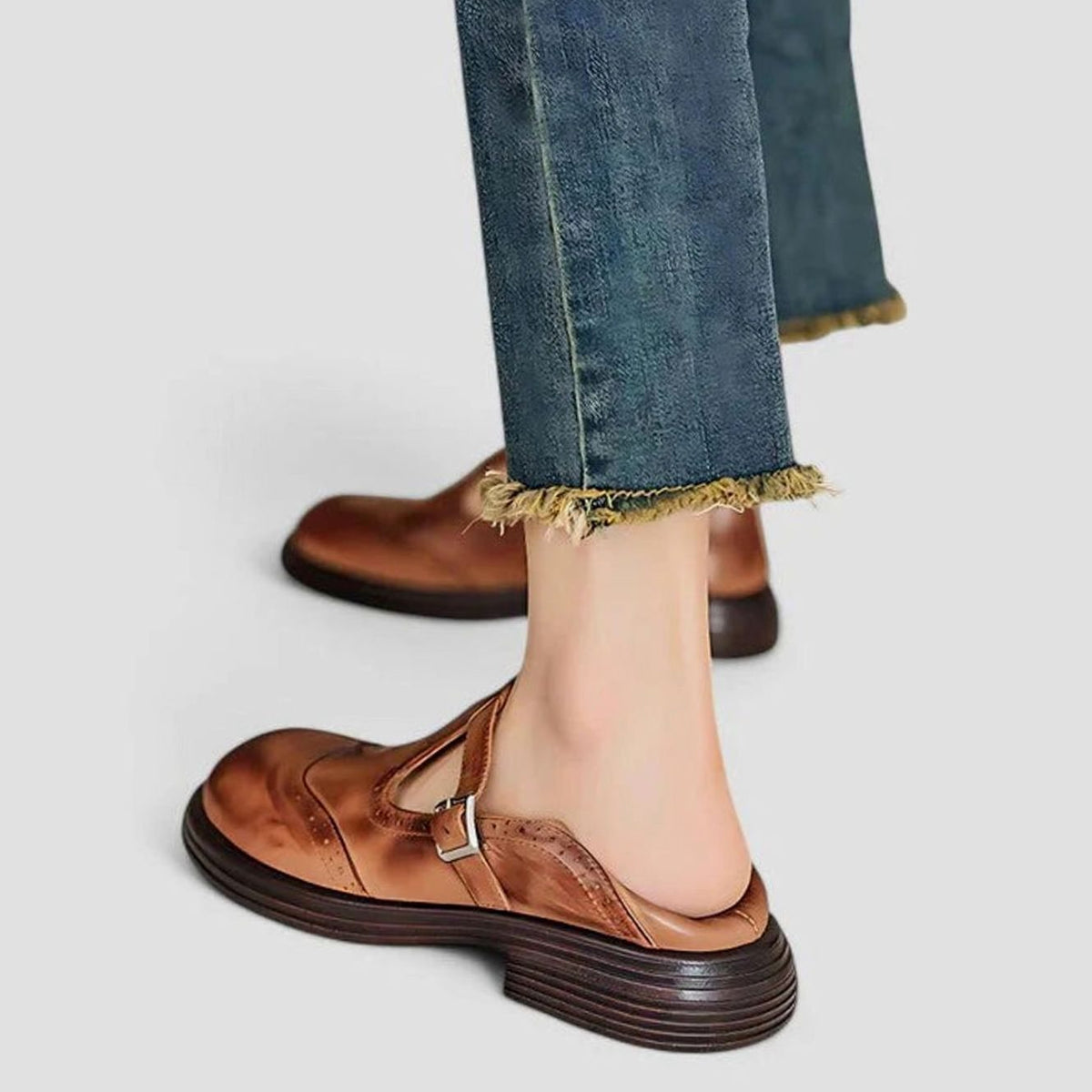 Klassieke dameslaarzen van leer met brogue-detail en T-gespband