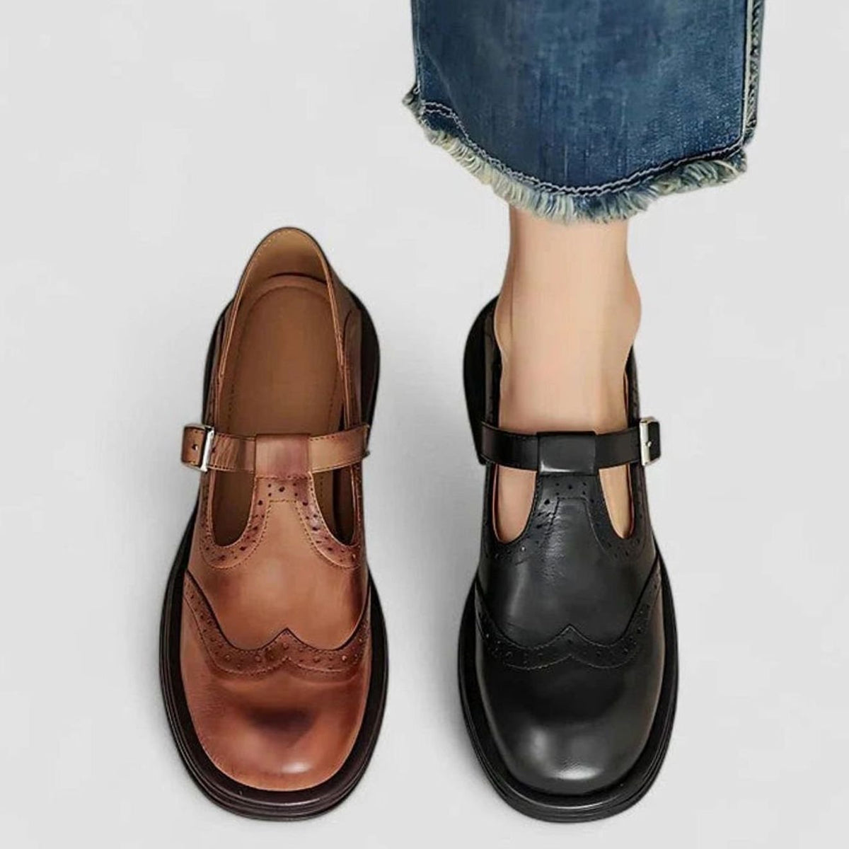 Klassieke dameslaarzen van leer met brogue-detail en T-gespband
