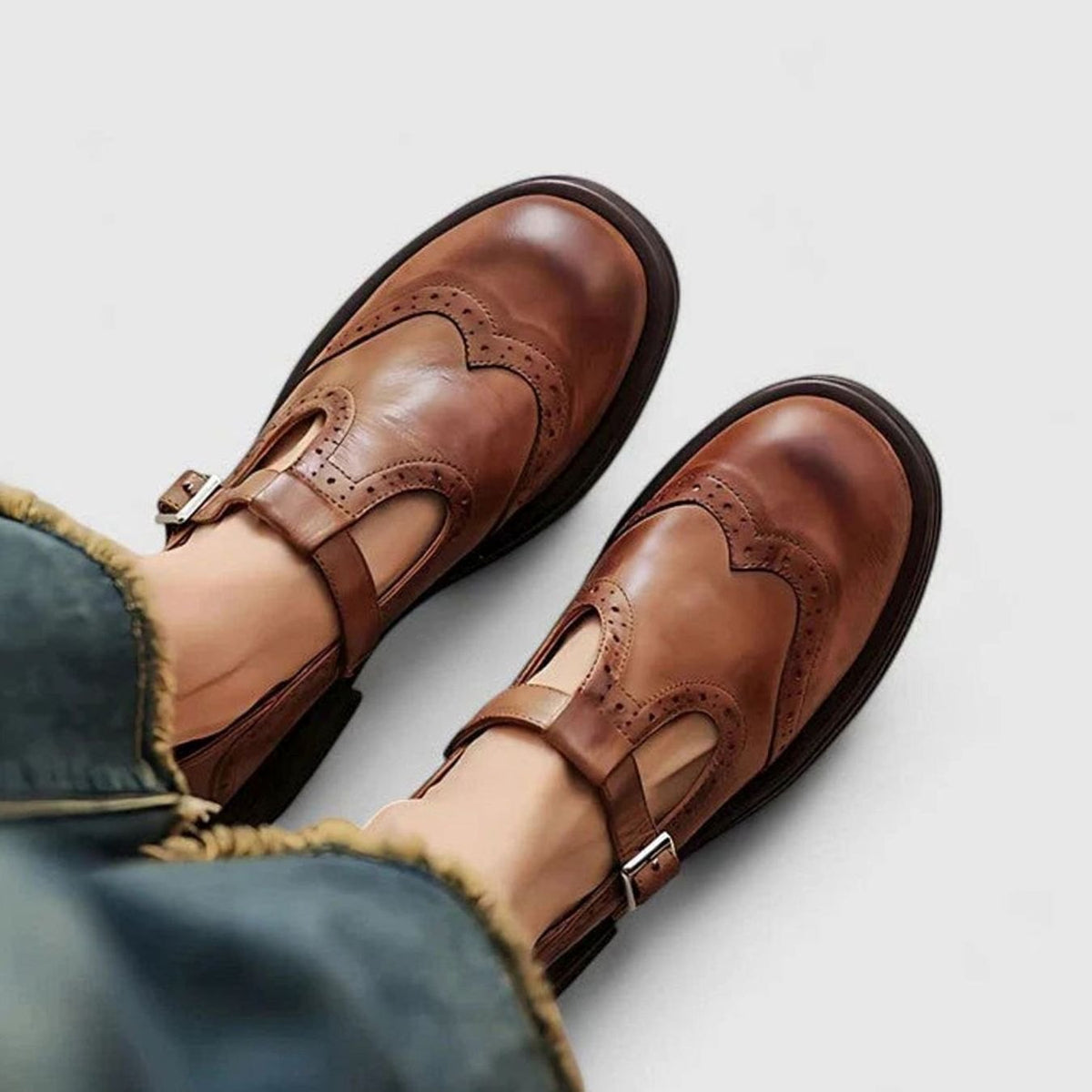 Klassieke dameslaarzen van leer met brogue-detail en T-gespband