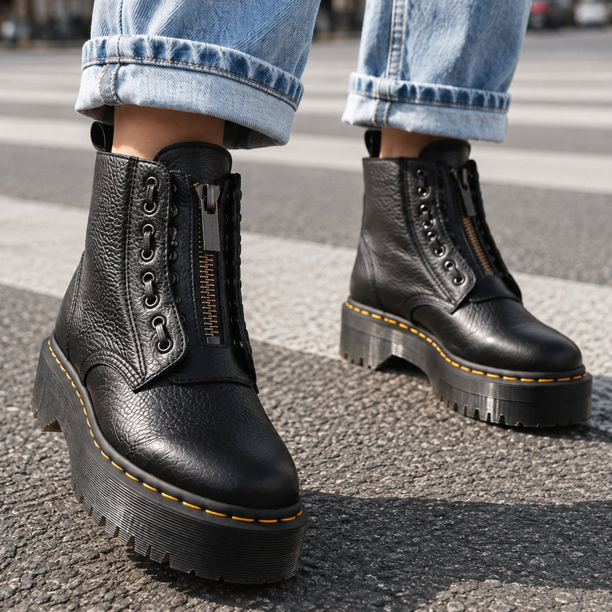 Damesenkelboots met voorrits en geribde platformzool