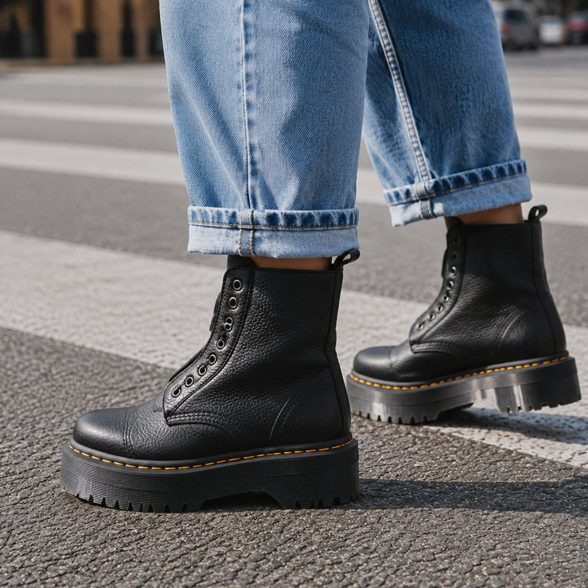 Damesenkelboots met voorrits en geribde platformzool