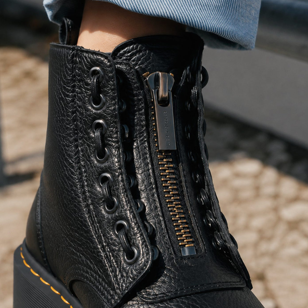 Damesenkelboots met voorrits en geribde platformzool