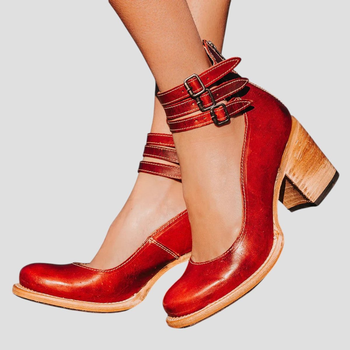 Damesenkellaarzen in leerlook met blokhak, gespbandjes en cut-outs