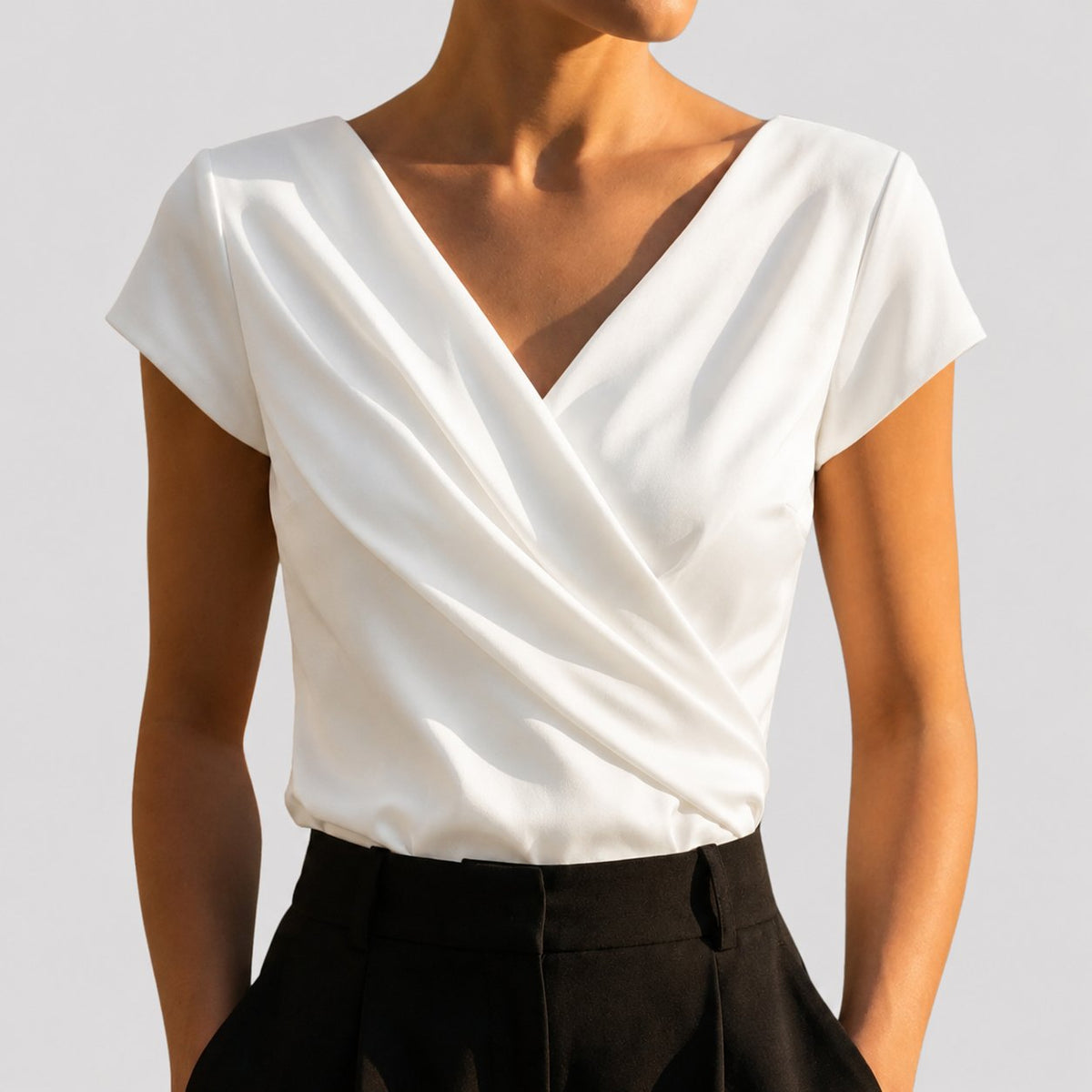 Apollonia | Damesblouse met gedrapeerde overslag en kapmouwen