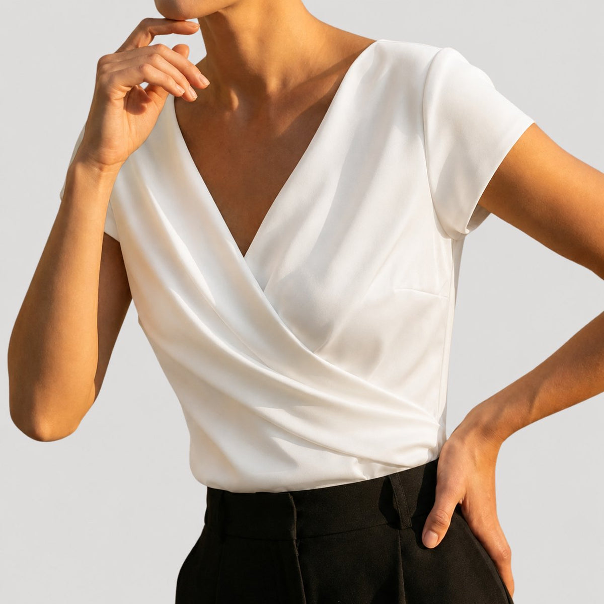 Apollonia | Damesblouse met gedrapeerde overslag en kapmouwen