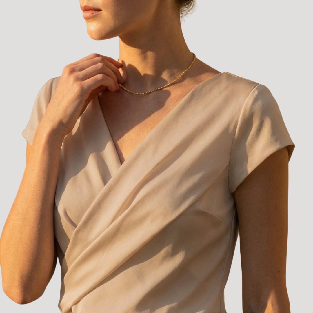 Apollonia | Damesblouse met gedrapeerde overslag en kapmouwen