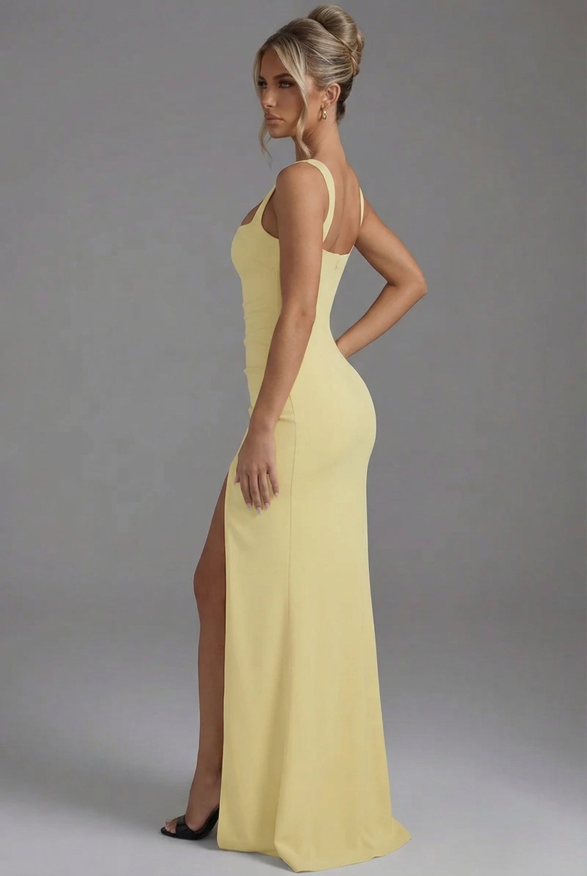 Ivonne | Aansluitende maxi-slipdress met open rug en zijsplit