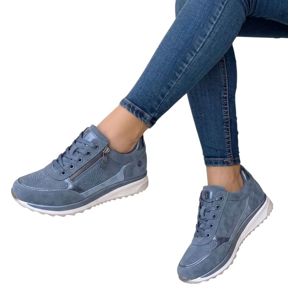 Damessneakers met veters, zijrits en platformzool