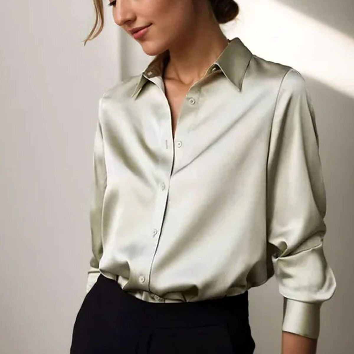 Marit | Satijnen damesblouse met lange mouwen en knoopsluiting