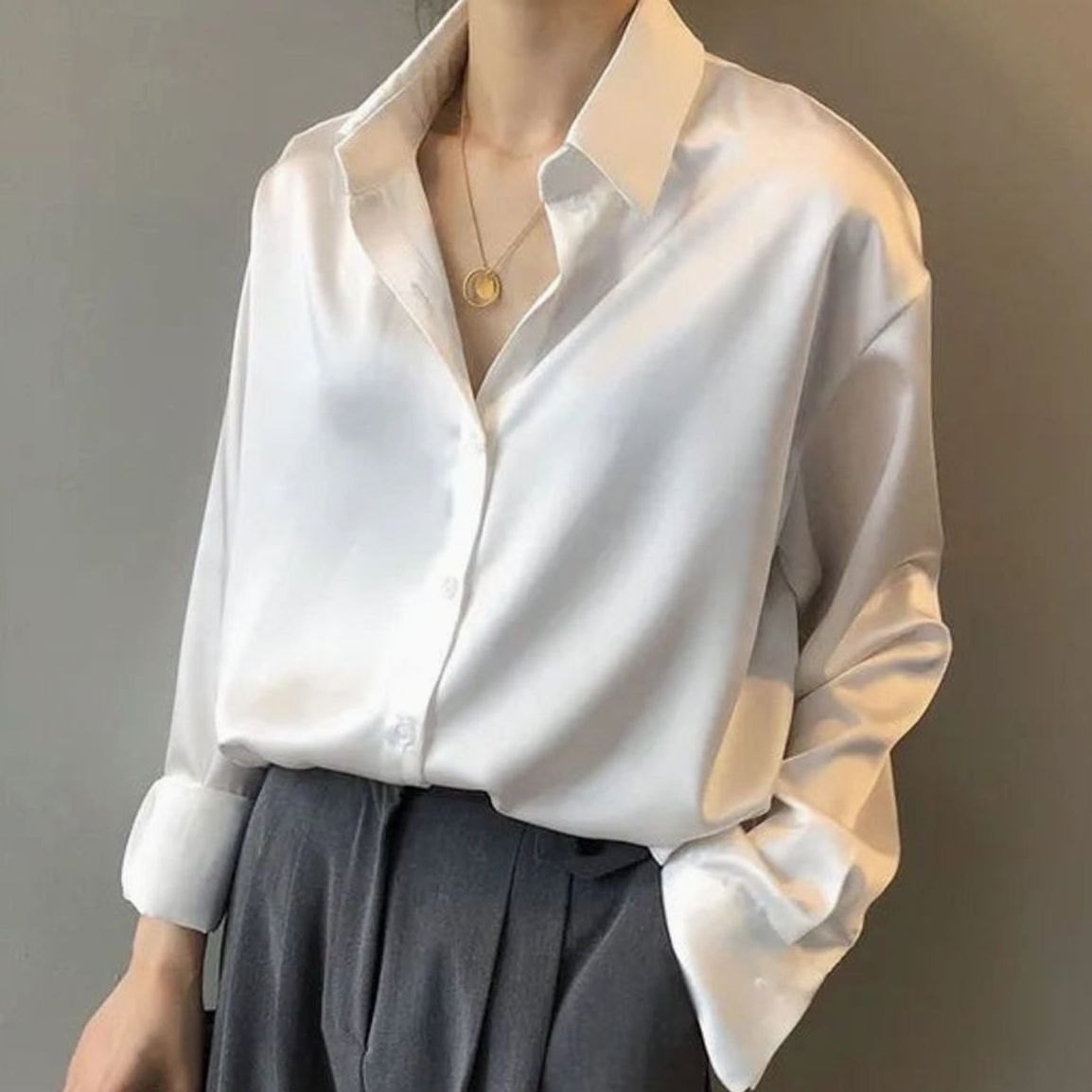 Marit | Satijnen damesblouse met lange mouwen en knoopsluiting