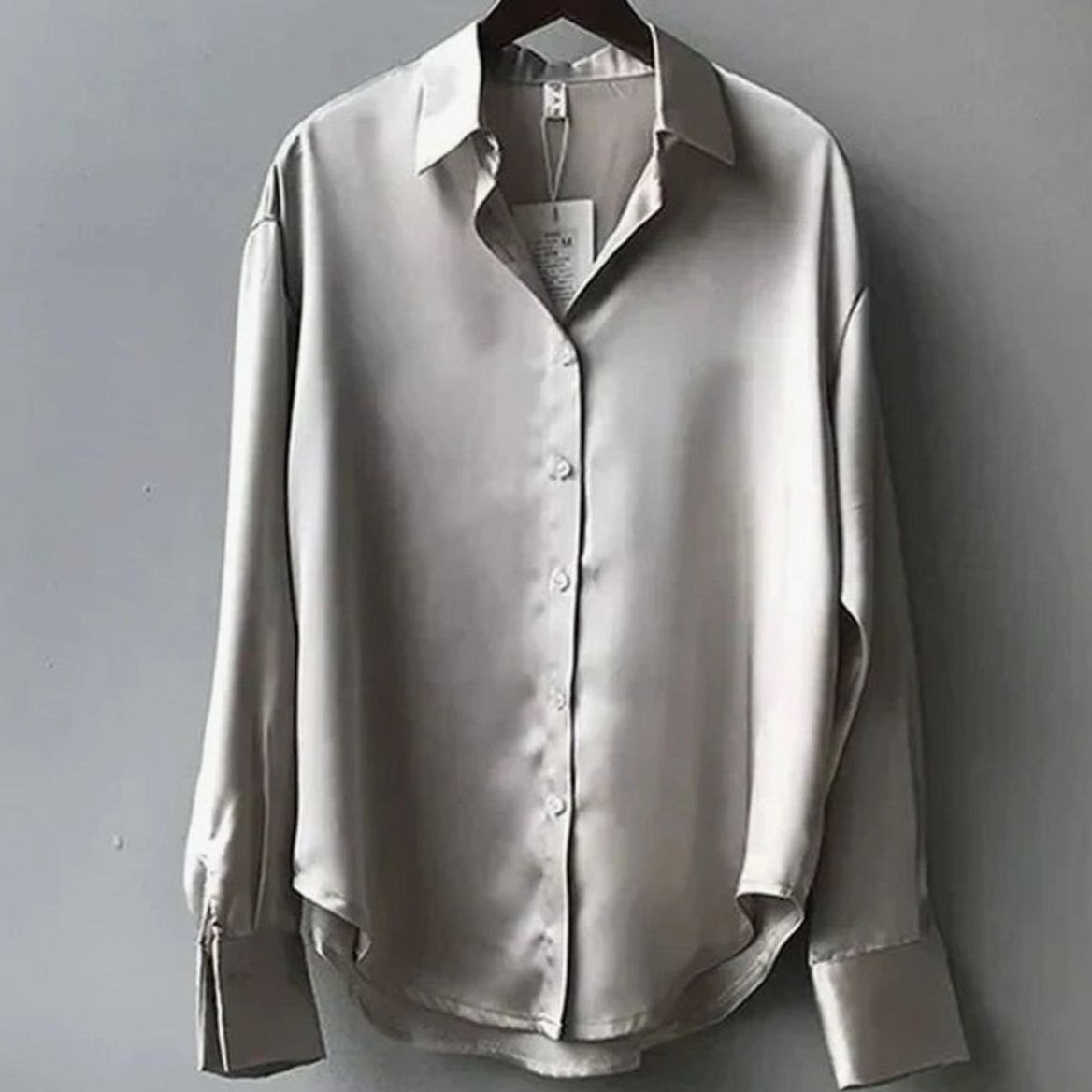 Marit | Satijnen damesblouse met lange mouwen en knoopsluiting
