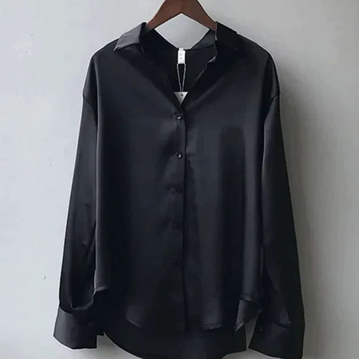 Marit | Satijnen damesblouse met lange mouwen en knoopsluiting