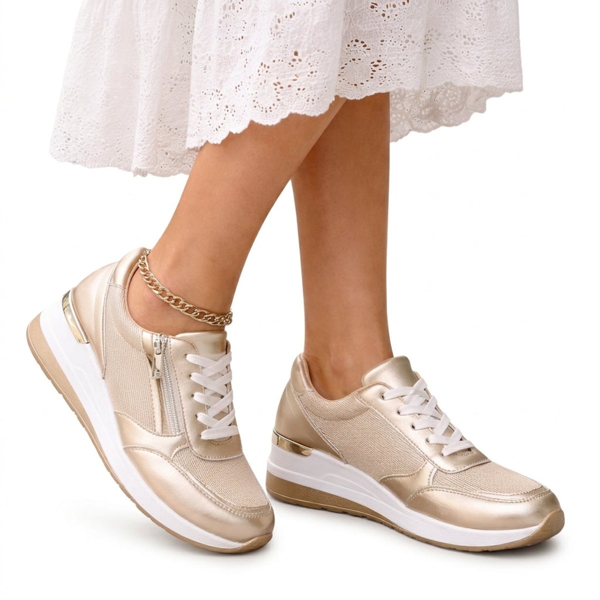 Metallic damessneakers met sleehak, veters en zijrits