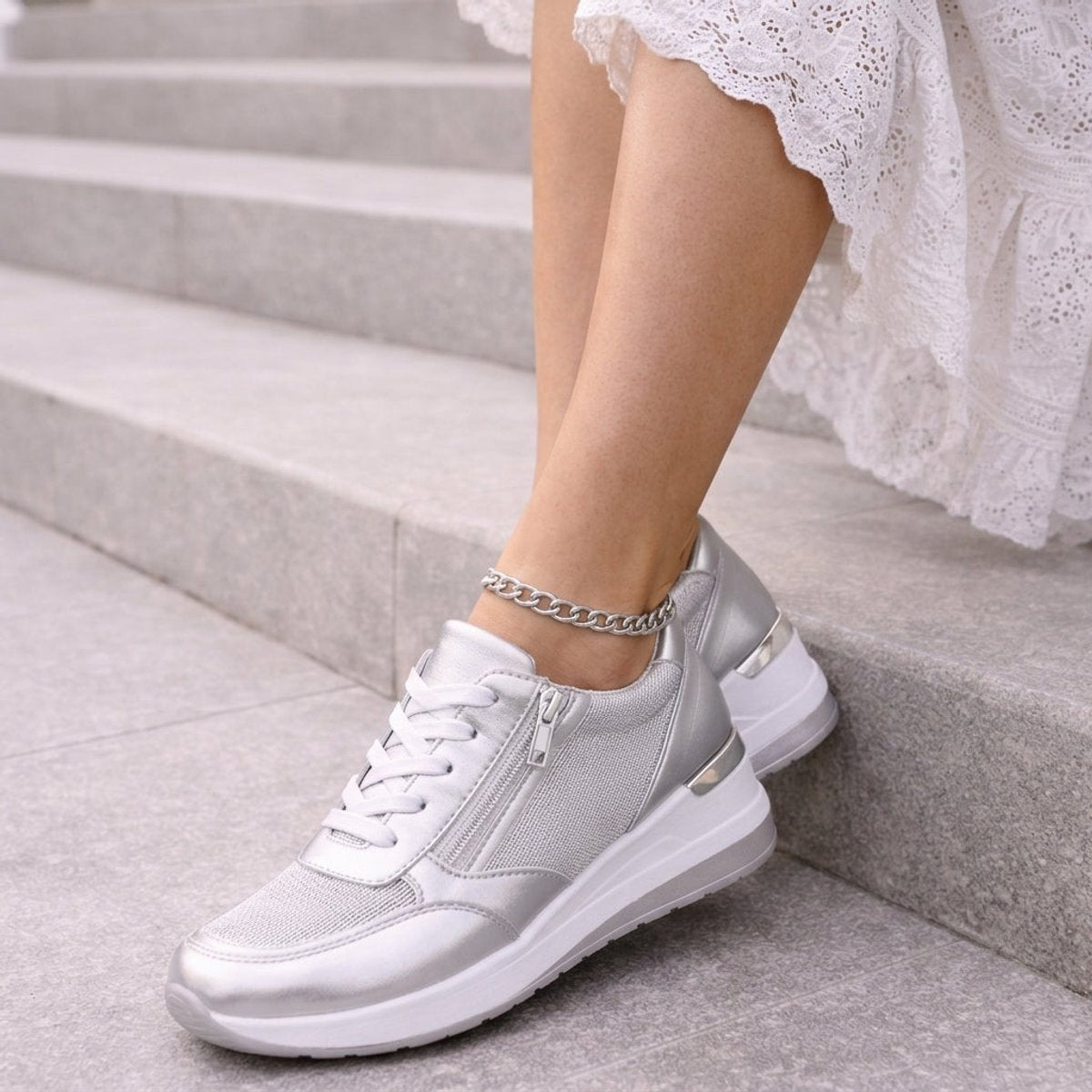 Metallic damessneakers met sleehak, veters en zijrits