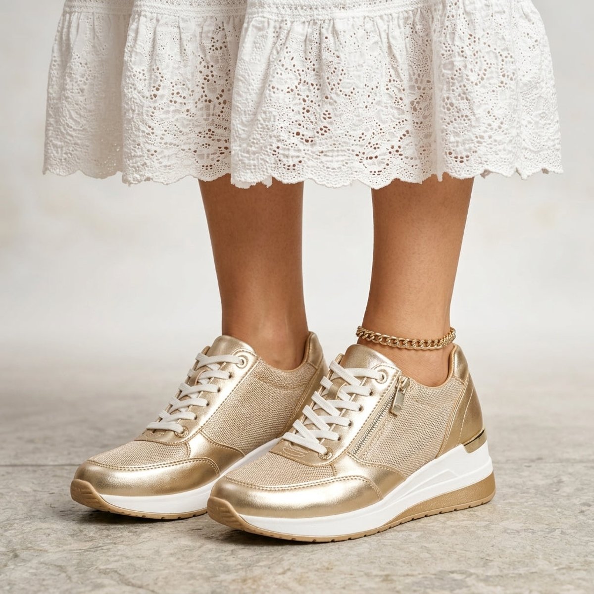 Metallic damessneakers met sleehak, veters en zijrits