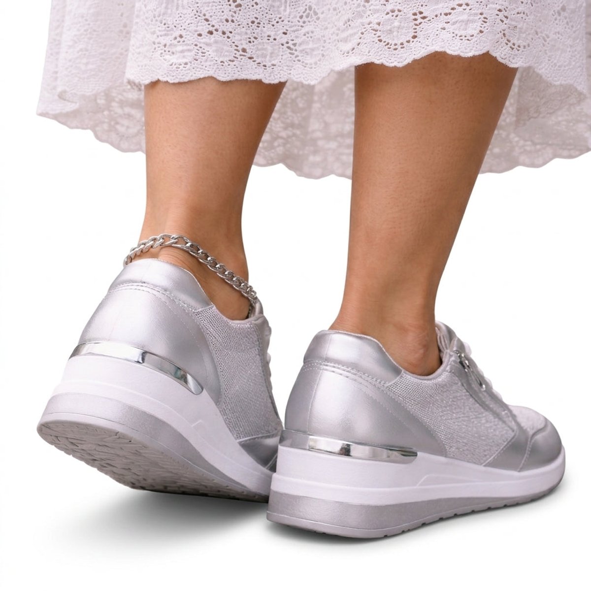 Metallic damessneakers met sleehak, veters en zijrits
