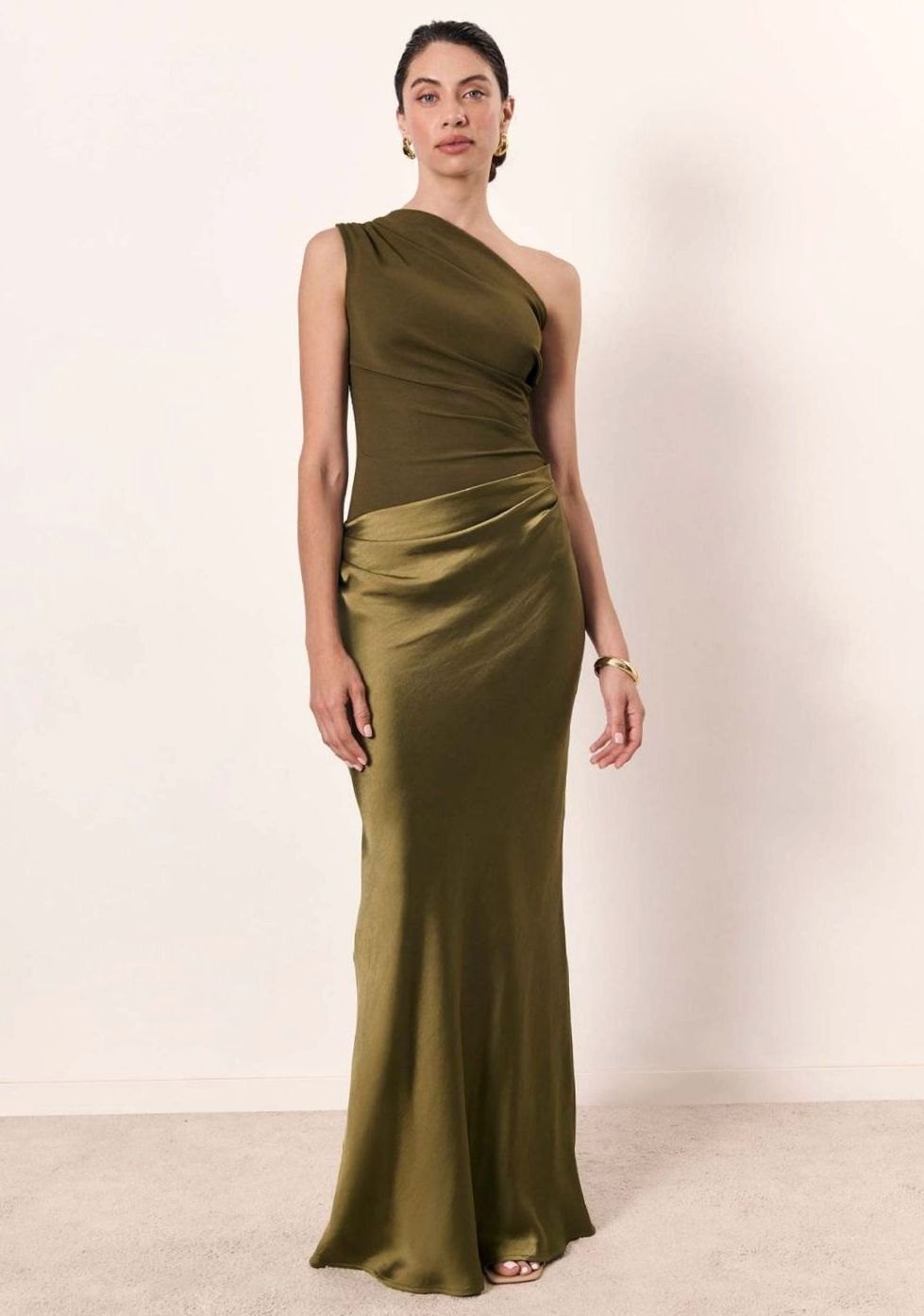 Loïs | One-shoulder maxi-jurk van satijn met gerimpeld lijfje