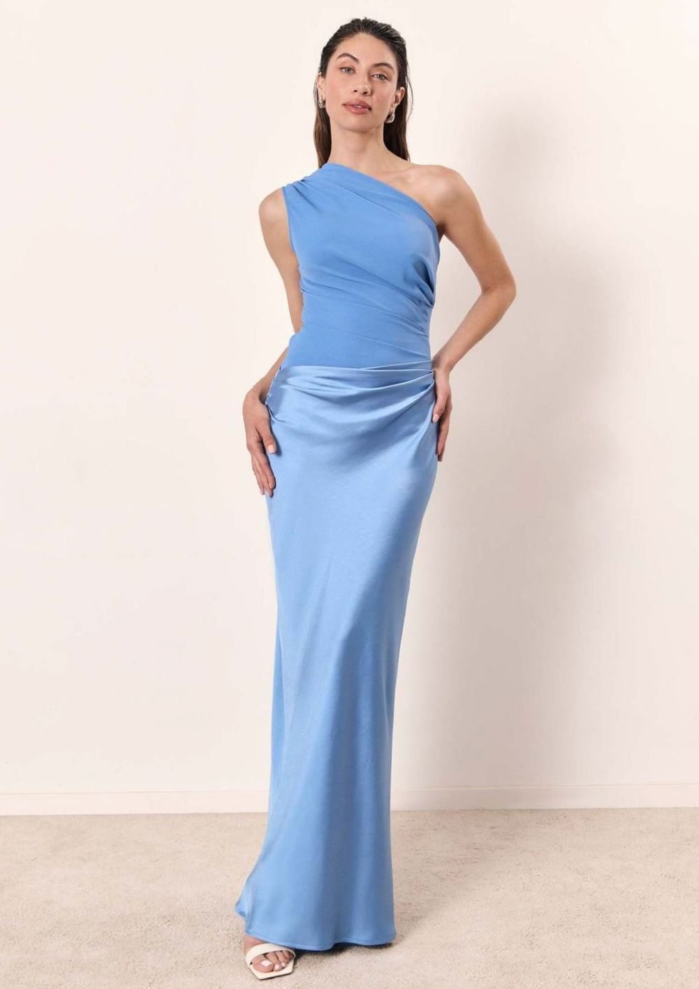 Loïs | One-shoulder maxi-jurk van satijn met gerimpeld lijfje
